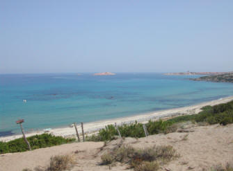 scorcio di veduta lido di Bdasi. In lontananza l'Isola Rossa
