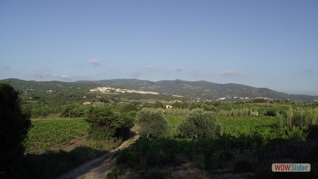 veduta di Badesi dalla campagna  litorale 